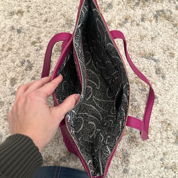 Vera Bradley purse in GUC! - Picture 7 of 8